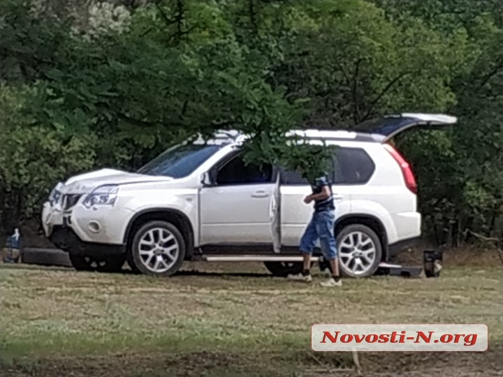 В Николаеве «Ниссан» слетел с дороги и врезался в дерево — водитель потерял сознание за рулем