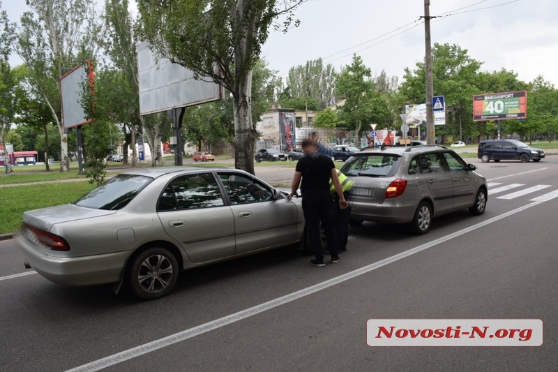 В центре Николаева Mitsubishi врезался в Skoda, пропускавшую пешеходов