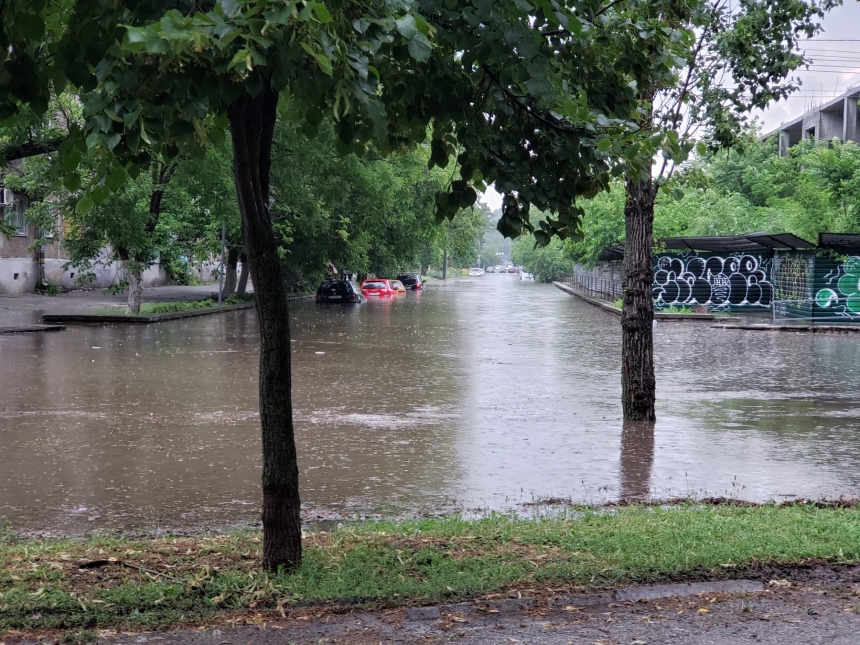 В Николаеве, как и обещали синоптики, начался сильный ливень: в центре «утонули» машины