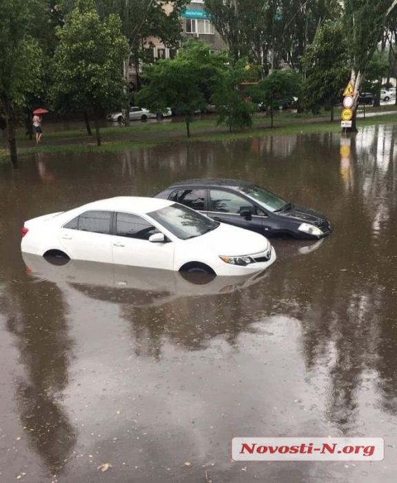 В Николаеве прошел сильный ливень: в центре «утонули» машины. ВИДЕО