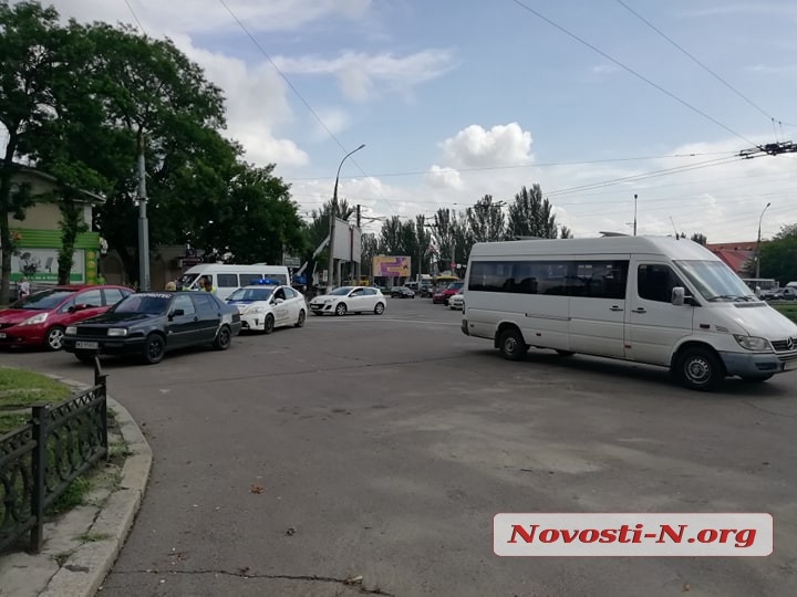 В центре Николаева столкнулись «Хонда» и микроавтобус