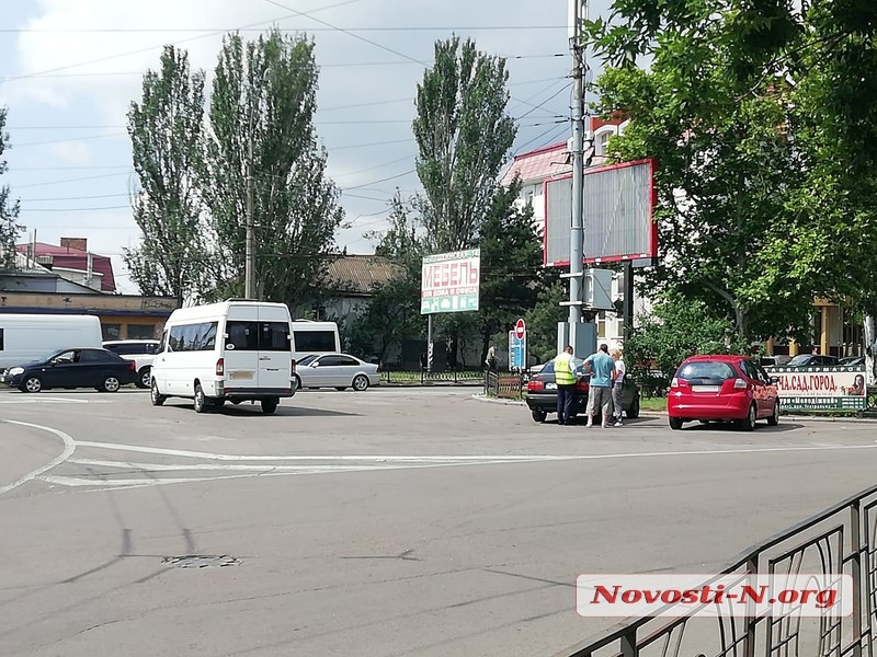 В центре Николаева столкнулись «Хонда» и микроавтобус