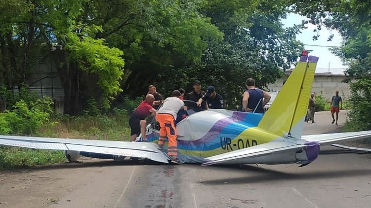 В Одессе упал легкомоторный самолет, погиб один человек. Видео