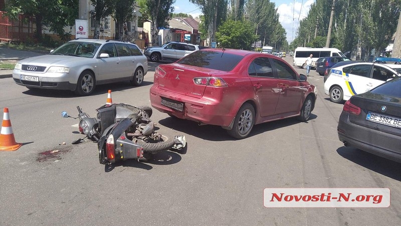 В Николаеве пенсионер на скутере въехал в «Митсубиси»: его с травмами забрала «скорая»