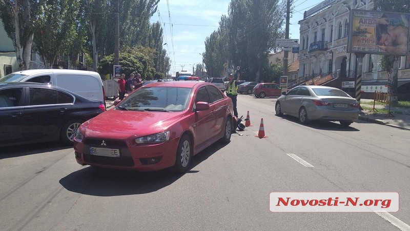 В Николаеве пенсионер на скутере въехал в «Митсубиси»: его с травмами забрала «скорая»