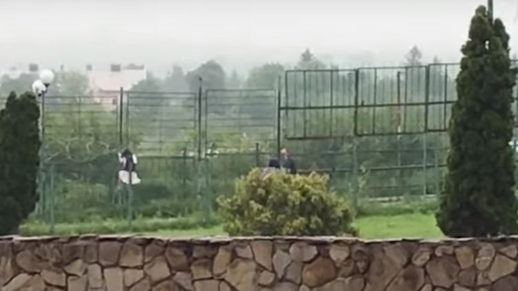 На границе с Польшей нелегалы перелезли через забор прямо во время брифинга пограничников. Видео