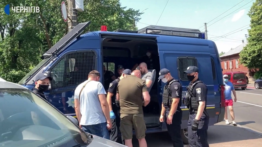 Автомобиль нардепа Вадима Рабиновича националисты забросали яйцами в Чернигове. ВИДЕО