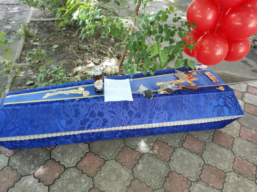 Шарий отреагировал на акцию с гробом у офиса его партии в Николаеве
