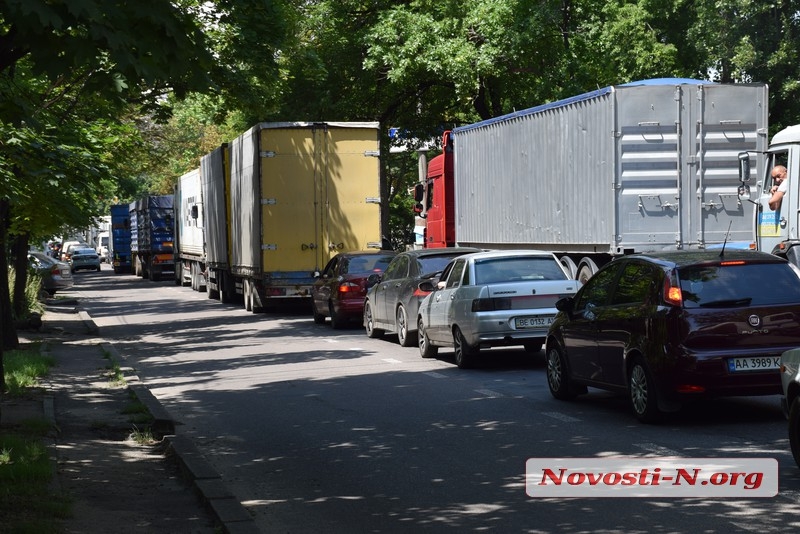 В Николаеве сотни автомобилей застряли в огромных пробках