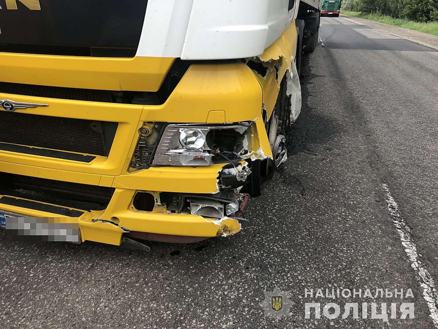 Под Николаевом столкнулись BMW и грузовик: 4 пострадавших, в том числе 5-летний ребенок 