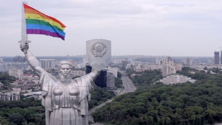 Родину-мать в Киеве нарядили в ЛГБТ-символику. Видео