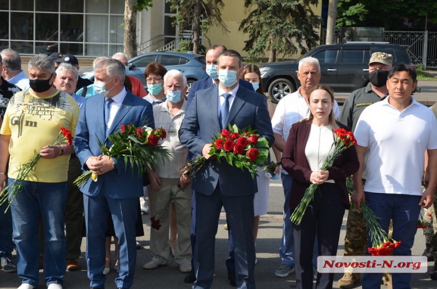 Николаевцы возложили цветы к Вечному огню и памятнику ольшанцам