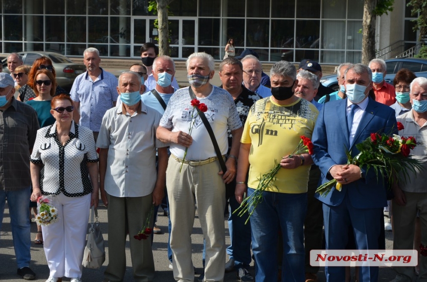 Николаевцы возложили цветы к Вечному огню и памятнику ольшанцам