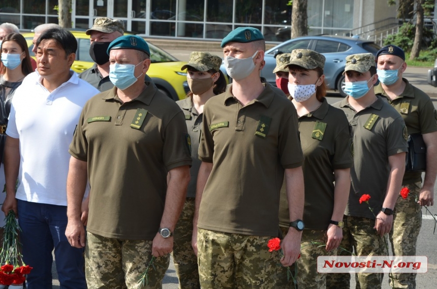 Николаевцы возложили цветы к Вечному огню и памятнику ольшанцам