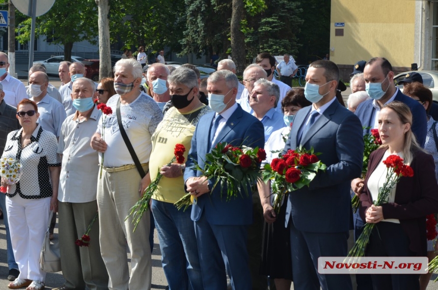 Николаевцы возложили цветы к Вечному огню и памятнику ольшанцам