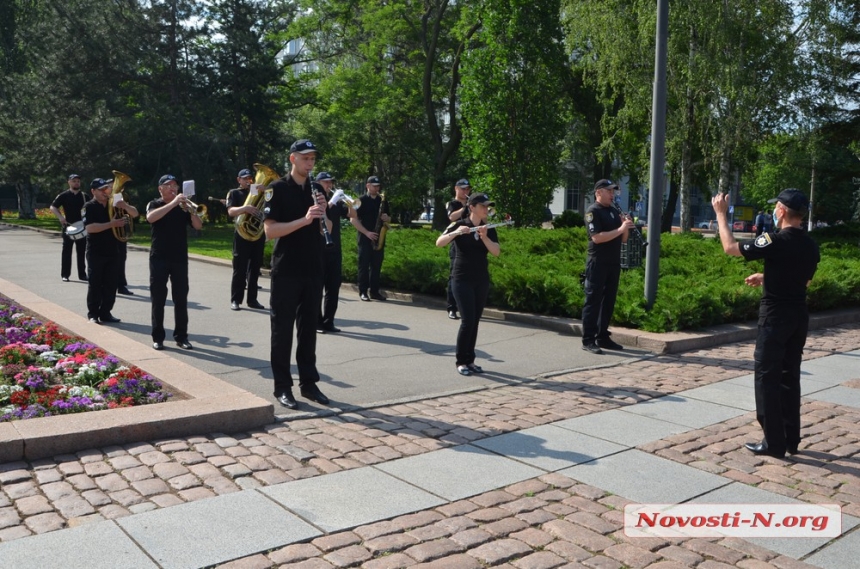 Николаевцы возложили цветы к Вечному огню и памятнику ольшанцам