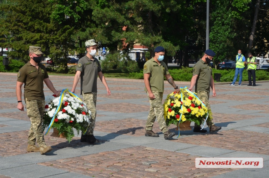 Николаевцы возложили цветы к Вечному огню и памятнику ольшанцам