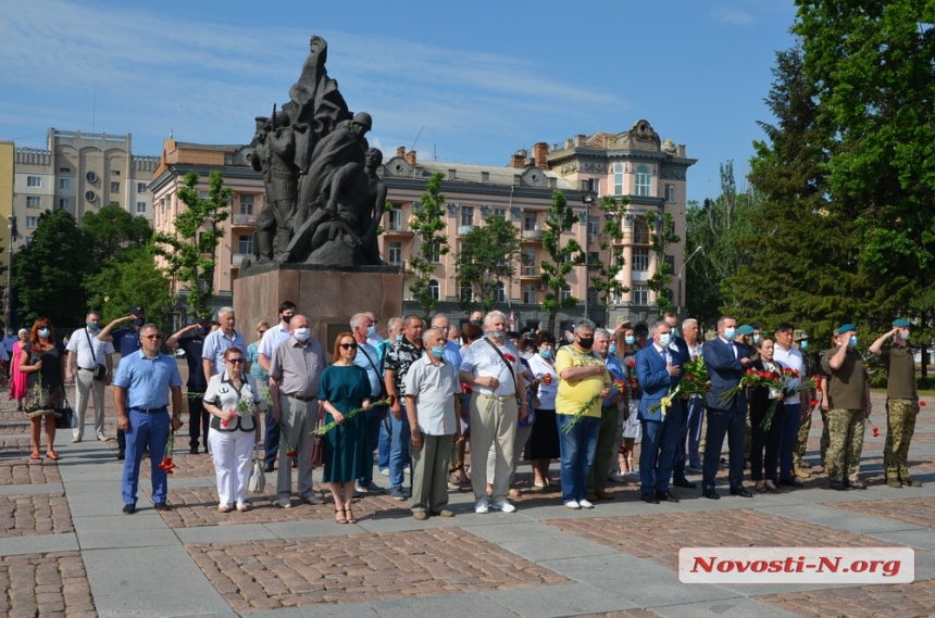 Николаевцы возложили цветы к Вечному огню и памятнику ольшанцам