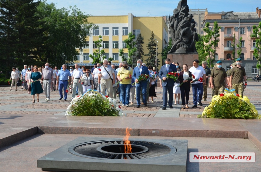 Николаевцы возложили цветы к Вечному огню и памятнику ольшанцам