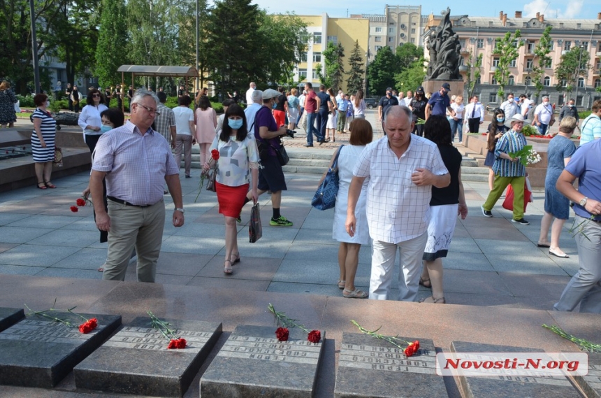 Николаевцы возложили цветы к Вечному огню и памятнику ольшанцам