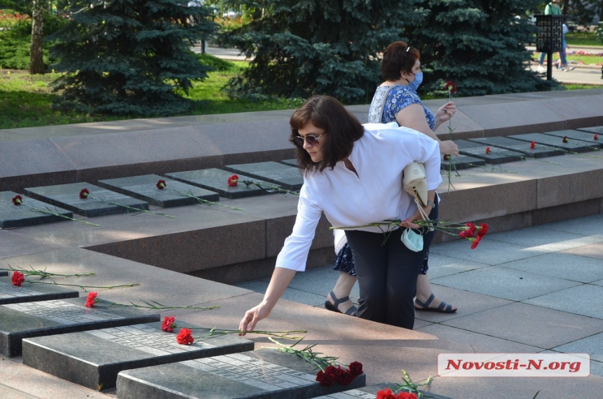 Николаевцы возложили цветы к Вечному огню и памятнику ольшанцам