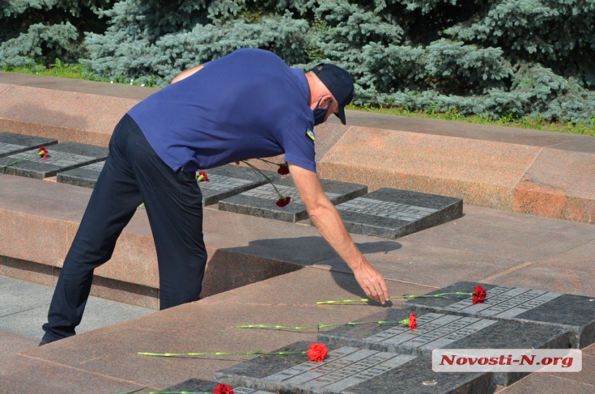 Николаевцы возложили цветы к Вечному огню и памятнику ольшанцам