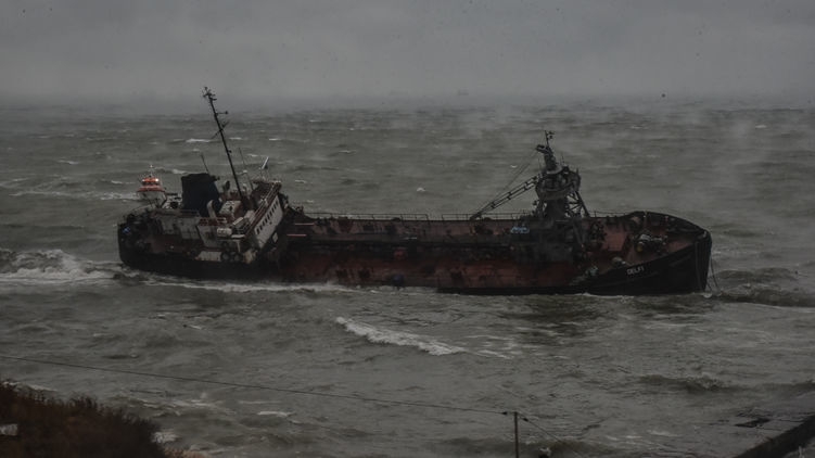 Из-за затонувшего танкера уровень загрязнение воды на пляжах Одессы превышен в 16 раз