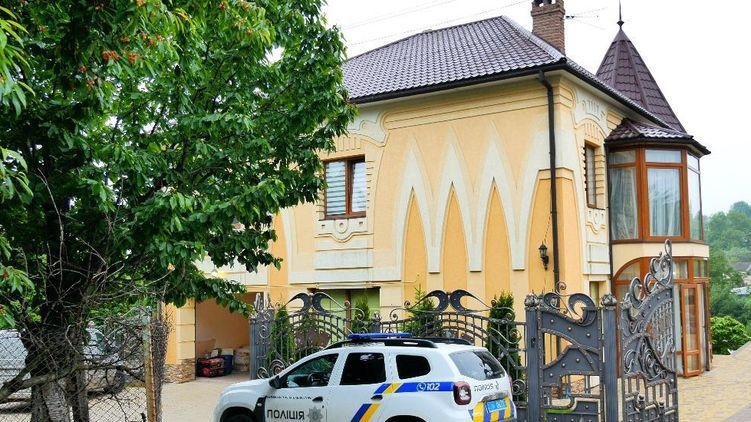 Появилось видео штурма дома в Черновцах полицией, где были ранены спецназовцы