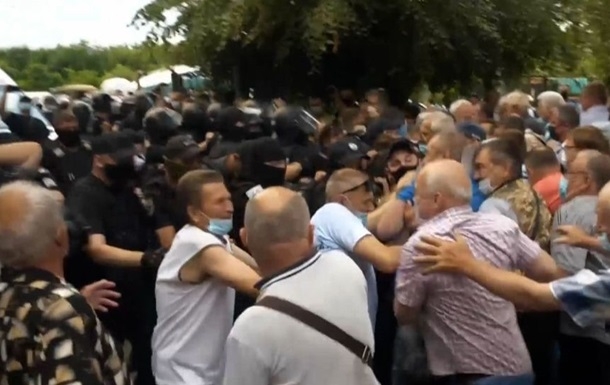 В Харькове люди не пускали в больницу пациента с COVID-19: произошли столкновения с полицией
