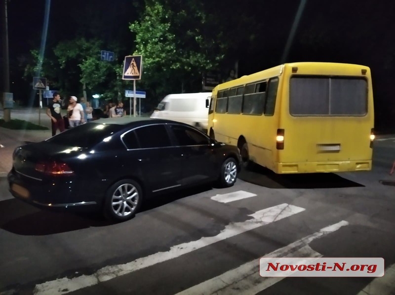 В центре Николаева столкнулись автобус и «Фольксваген»