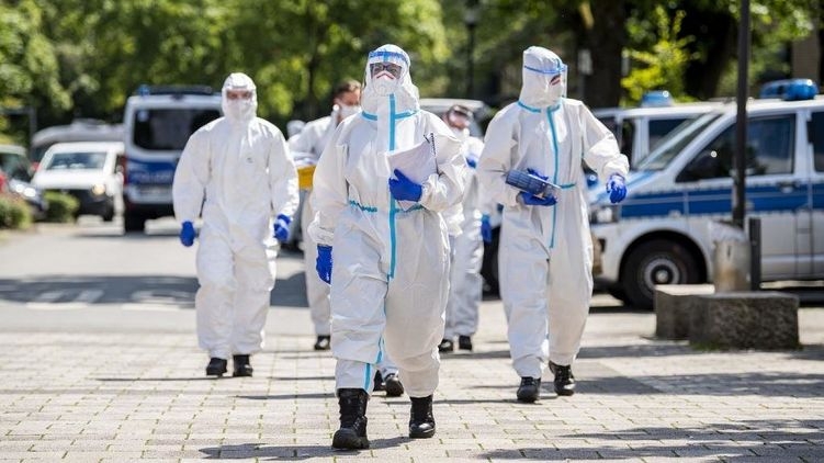 Вспышка коронавируса на мясокомбинате привела к возврату карантина в двух округах Германии