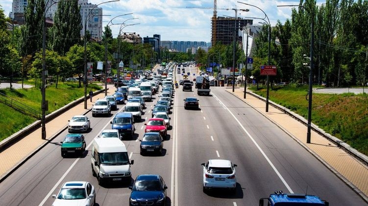 Украинцам разрешили выезжать за границу на собственных авто