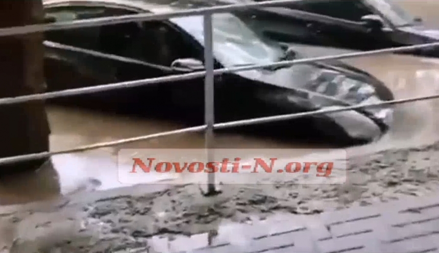 На Дормашине после непродолжительного ливня затопило автомобили. Видео