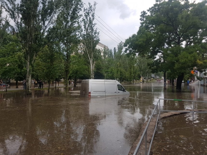 Потоп в Николаеве: Дормашина оказалась затопленной из-за подрядчика, косившего траву