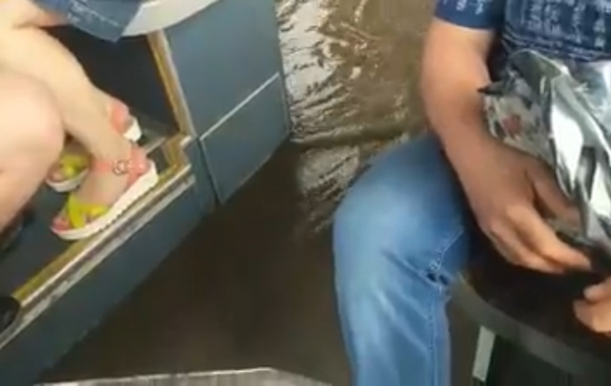 В Николаеве после дождя пассажиры ехали в автобусе по колено в воде. ВИДЕО