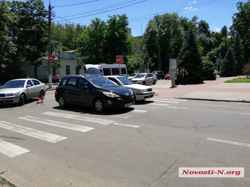В центре Николаева столкнулись три автомобиля
