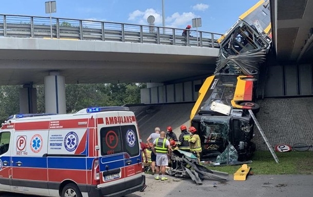 В Варшаве автобус упал с моста и разломался пополам, есть жертвы