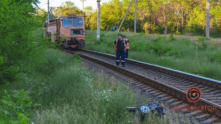 В Днепре поезд сбил коляску с полуторагодовалой девочкой. ВИДЕО