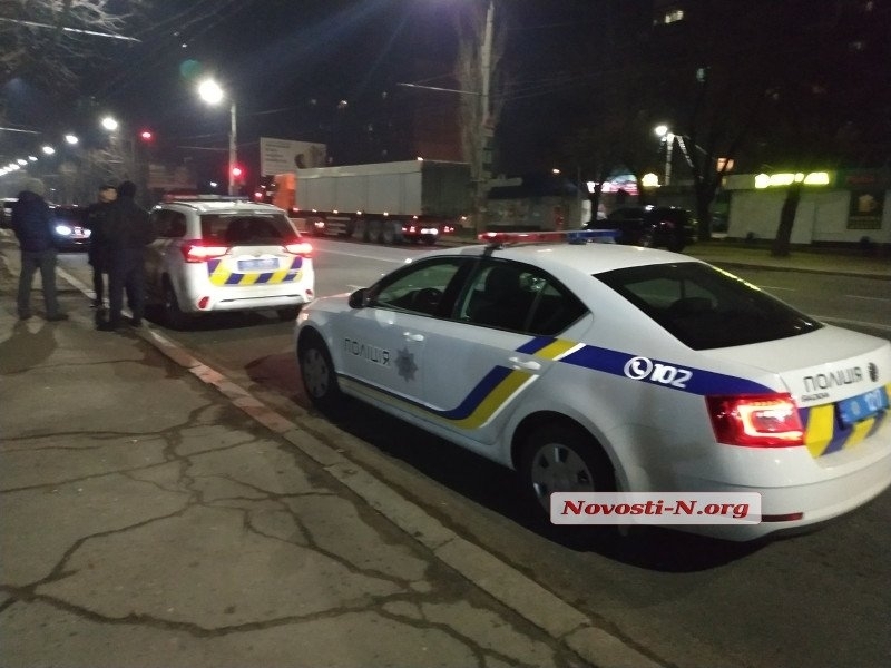 В Николаеве отправили домой двух полицейских, мочившихся на авто и стрелявших за замечание