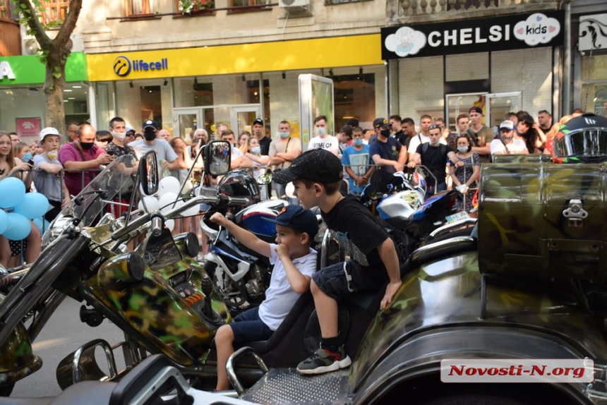 В центре Николаева состоялись яркие поединки бойцов ММА. Фоторепортаж