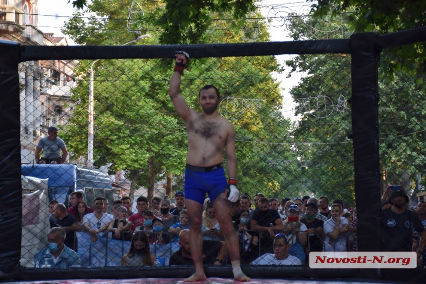 В центре Николаева состоялись яркие поединки бойцов ММА. Фоторепортаж