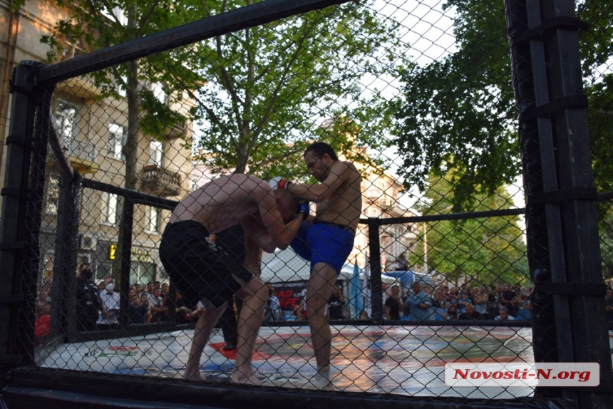 В центре Николаева состоялись яркие поединки бойцов ММА. Фоторепортаж
