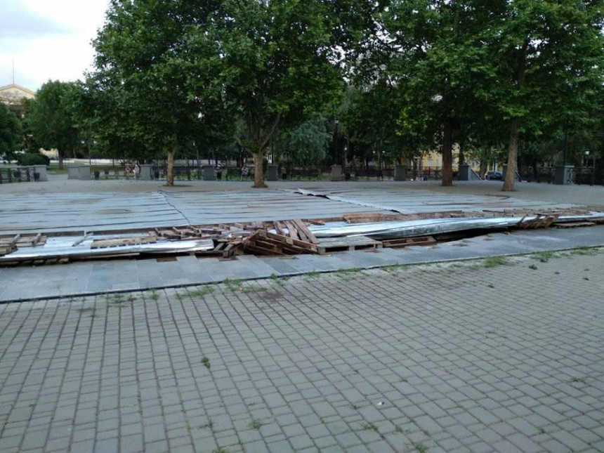Николаевцы заявили, что в Манганариевском сквере воруют плитку