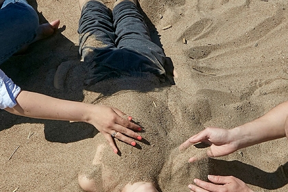 В России дети в шутку закопали брата в песок - мальчик умер