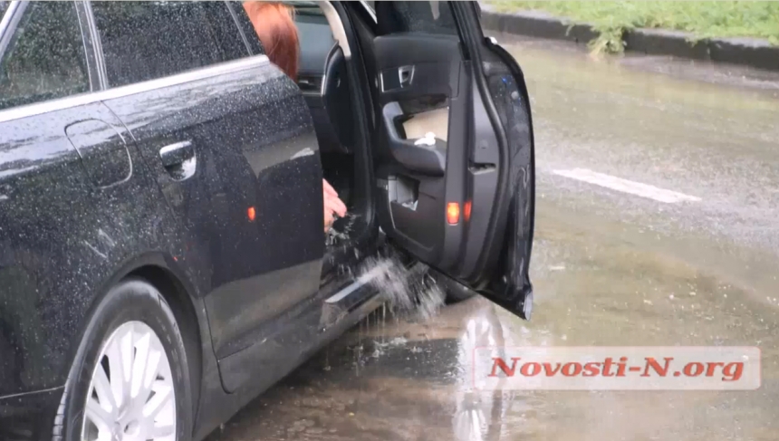 «Затонувшая» «Дормашина» в Николаеве: водители вычерпывают воду из салонов авто