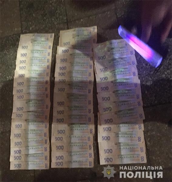Николаевского полицейского задержали на взятке в 800 долларов