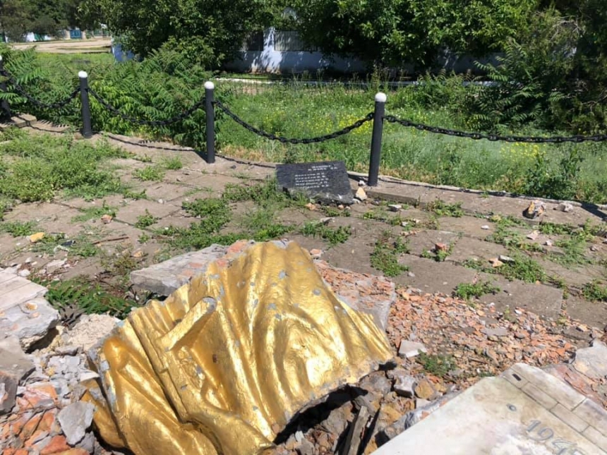 Под Николаевом не спешат восстанавливать памятник освободителям — повсюду валяются груды камней