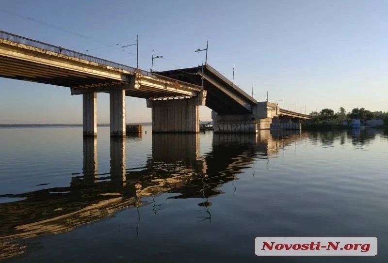 Опубликовано видео первых секунд, как Ингульский мост начал «саморазвод»