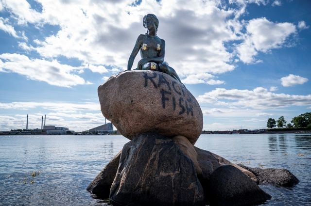 В Копенгагене вандалы осквернили статую Русалочки