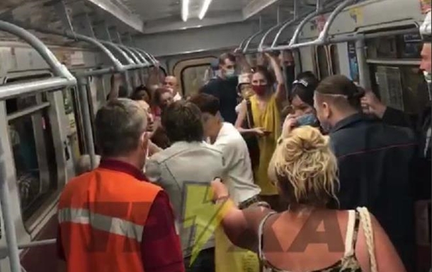 В метро Харькова произошла драка из-за пассажира без маски. ВИДЕО